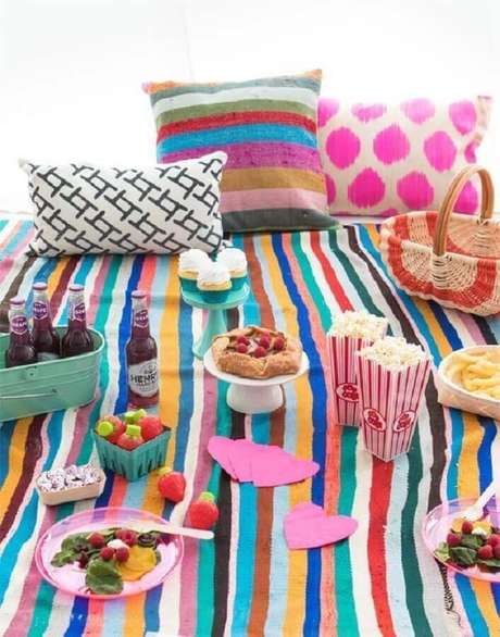 53. Decoração para picnic com almofadas e toalhas colorida – Foto: Pinterest