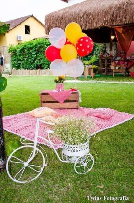 54. A bicicleta decorada deixou o piquenique romântico com um toque super especial – Foto: Twins Fotografia