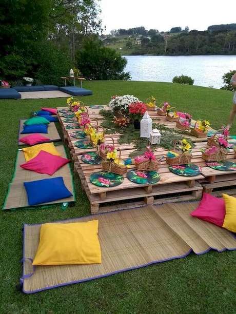 71. Pallets podem ajudar a criar uma mesa para a sua decoração de piquenique – Foto: o Googodecor