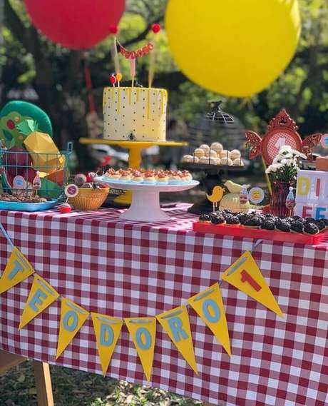 80. Mesa de aniversário piquenique decorada com toalha xadrez vermelha – Foto: Folhas Festas e Papelaria