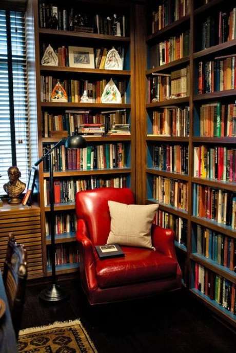 3. Esta biblioteca ganhou muito com a poltrona vermelha. Foto: Revista Viva Decora. 3. Esta biblioteca ganhou muito com a poltrona vermelha. Foto: Revista Viva Decora.