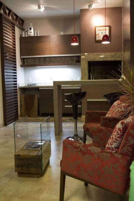6. Não é errado usar uma poltrona vermelha estampada na sua decoração. Projeto de Elevo Arquitetura 6. Não é errado usar uma poltrona vermelha estampada na sua decoração. Projeto de Elevo Arquitetura