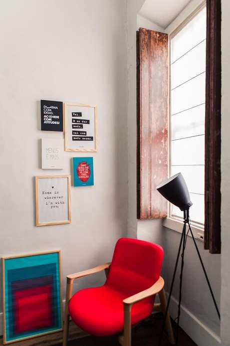 23. Sem dúvida vale muito a pena comprar uma poltrona vermelha. Projeto de Studio Um Iteriores 23. Sem dúvida vale muito a pena comprar uma poltrona vermelha. Projeto de Studio Um Iteriores