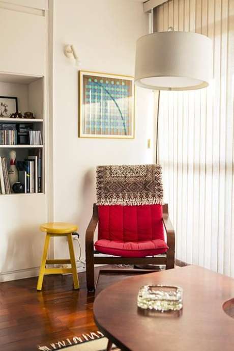 43. A poltrona vermelha fica interessante com uma boa colcha. Projeto de Casa Aberta 43. A poltrona vermelha fica interessante com uma boa colcha. Projeto de Casa Aberta
