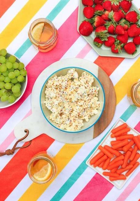 5. Decoração de piquenique com toalha listrada bem colorida – Foto: Pinterest