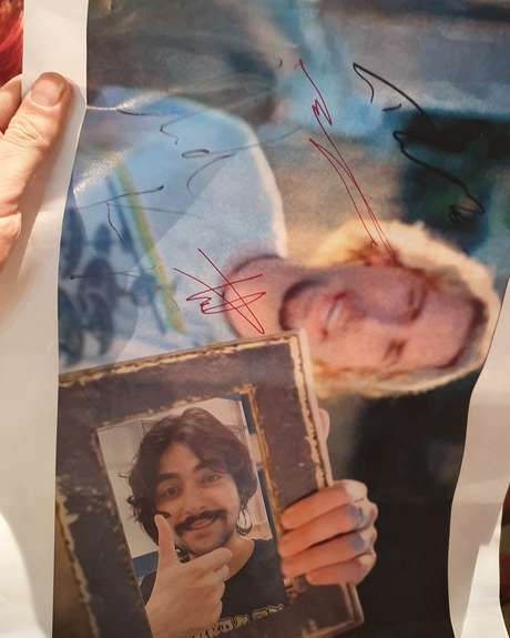 Repórter consegue sua "photograph" autografada por Nickelback, que curtem a brincadeira Repórter consegue sua "photograph" autografada por Nickelback, que curtem a brincadeira
