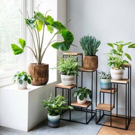 29. Suporte para plantas de madeira na decoração – Por: Pinterest 29. Suporte para plantas de madeira na decoração – Por: Pinterest