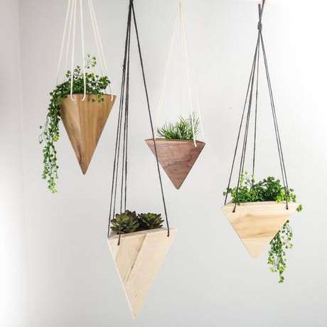37. Suporte para plantas de madeira suspenso – Por: Pinterest 37. Suporte para plantas de madeira suspenso – Por: Pinterest