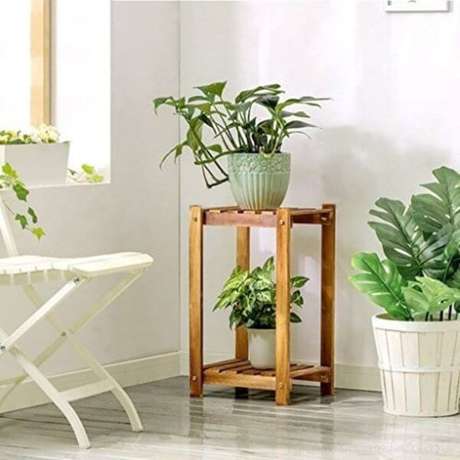 20. Suporte para plantas de madeira para decorar a sala – Por: Pinterest 20. Suporte para plantas de madeira para decorar a sala – Por: Pinterest