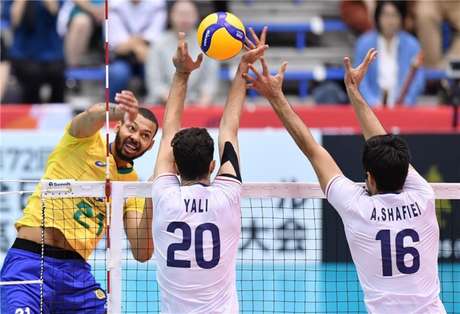 Ataque de Alan diante do Irã (FIVB Divulgação)