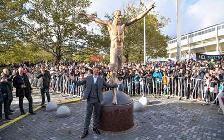 Ibrahimovic inaugurou estátua em sua cidade natal (Foto: JOHAN NILSSON / TT NEWS AGENCY / AFP) Ibrahimovic inaugurou estátua em sua cidade natal (Foto: JOHAN NILSSON / TT NEWS AGENCY / AFP)