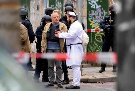 Visitante de sinagoga conversa com policiais após ataque em Halle, na Alemanha Visitante de sinagoga conversa com policiais após ataque em Halle, na Alemanha