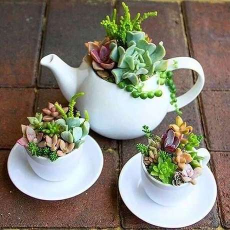 48. Conjunto de bule e xícaras formam um lindo jardim de suculentas. Fonte: Pinterest 48. Conjunto de bule e xícaras formam um lindo jardim de suculentas. Fonte: Pinterest