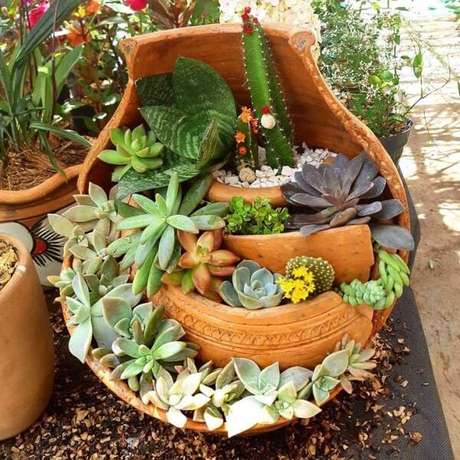 66. Reutilize vasos de casa para montar um mini jardim de suculentas. Fonte: Essência da Terra 66. Reutilize vasos de casa para montar um mini jardim de suculentas. Fonte: Essência da Terra