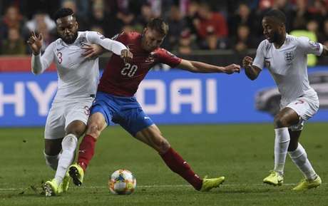 Inglaterra saiu derrotada de Praga (Foto: AFP) Inglaterra saiu derrotada de Praga (Foto: AFP)