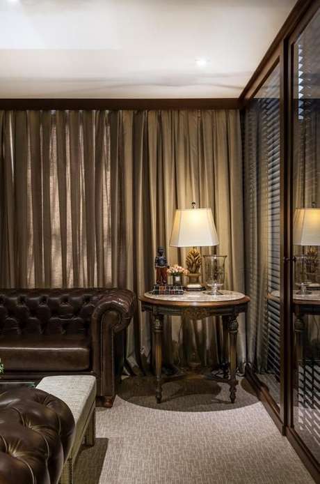 18. Esta mesa de canto para sala é interessante por ser muito clássica. Projeto de Piloni Arquitetura 18. Esta mesa de canto para sala é interessante por ser muito clássica. Projeto de Piloni Arquitetura