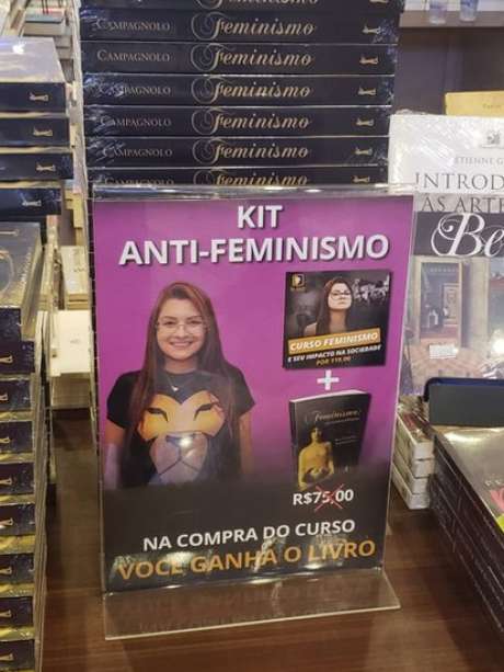 Entre os títulos conservadores vendidos no evento estava o 'kit anti-feminismo', com livro e um DVD, de autoria da deputada estadual Ana Caroline Campagnolo Entre os títulos conservadores vendidos no evento estava o 'kit anti-feminismo', com livro e um DVD, de autoria da deputada estadual Ana Caroline Campagnolo