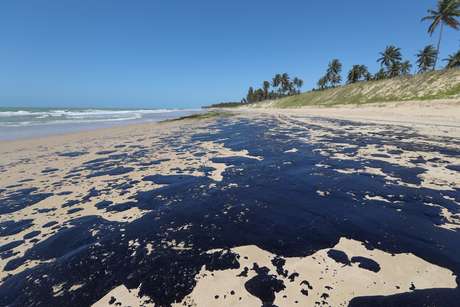 Óleo vem castigando as praias do Nordeste. Óleo vem castigando as praias do Nordeste.
