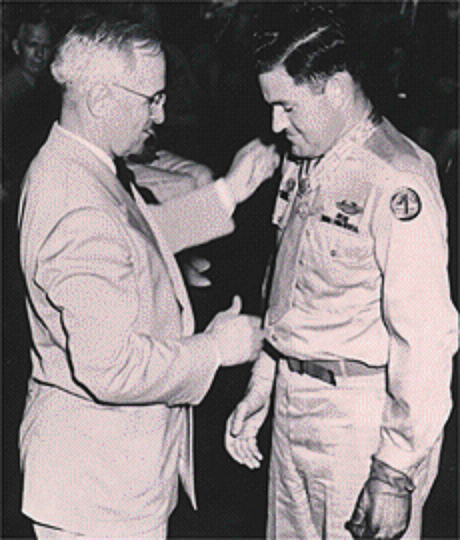 O presidente Truman deu os primeiros passos na Guerra Fria. O presidente Truman deu os primeiros passos na Guerra Fria.