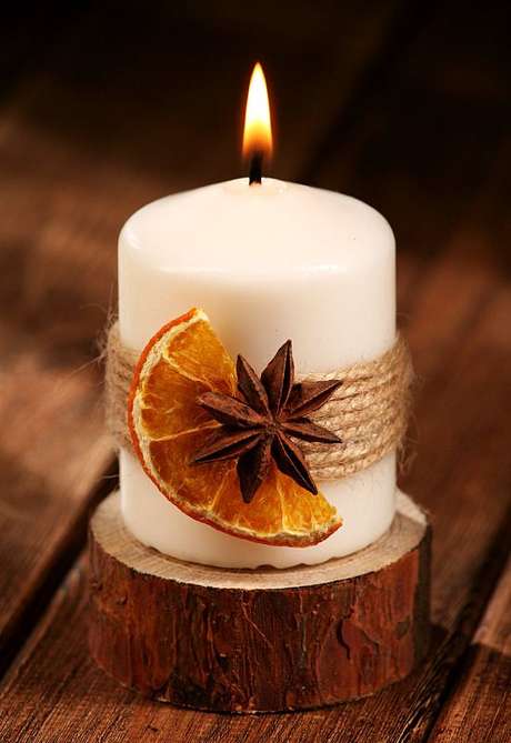 42. Uma simples fruta seca já deixa as velas de Natal lindas. Foto: Grand Deco 42. Uma simples fruta seca já deixa as velas de Natal lindas. Foto: Grand Deco