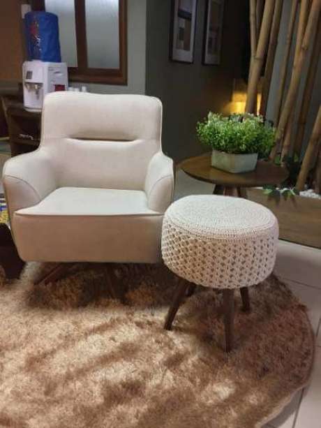 50. Puff de crochê branco combinando com a poltrona – Por: Mercado Livre 50. Puff de crochê branco combinando com a poltrona – Por: Mercado Livre