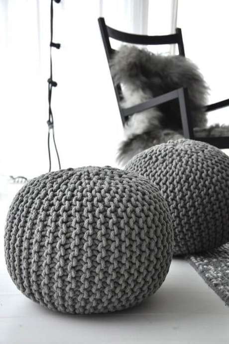 6. Puff de crochê cinza para sala de estar – Por: Pinterest 6. Puff de crochê cinza para sala de estar – Por: Pinterest