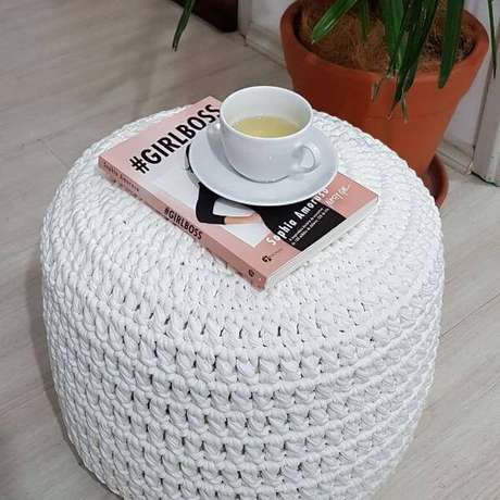 8. Use o puff de crochê branco como apoio para sua sala ou quarto – Por: Last 8. Use o puff de crochê branco como apoio para sua sala ou quarto – Por: Last