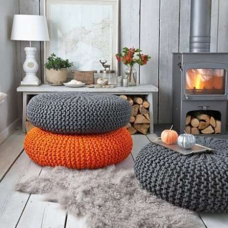 9. Combine as cores do puff de crochê com a sua sala de estar – Por: Cosias de Casa 9. Combine as cores do puff de crochê com a sua sala de estar – Por: Cosias de Casa