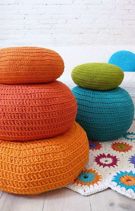 5. Aprenda como fazer puff de crochê colorido para sua casa – Por: Pinterest 5. Aprenda como fazer puff de crochê colorido para sua casa – Por: Pinterest