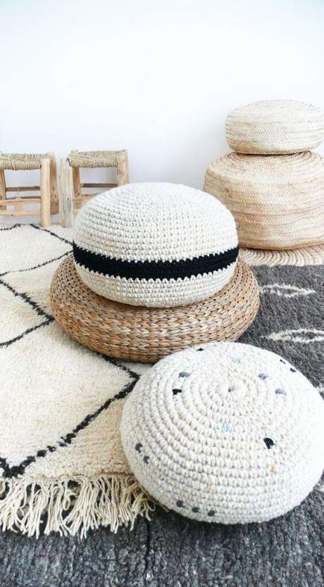 11. Escolha diferentes materiais para o seu puff de crochê ser diferente e lindo – Por: Marabraz 11. Escolha diferentes materiais para o seu puff de crochê ser diferente e lindo – Por: Marabraz