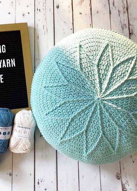 14. Crie lindos modelos de puff de crochê para sua casa – Por: Decor Fácil 14. Crie lindos modelos de puff de crochê para sua casa – Por: Decor Fácil