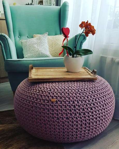 1. O puff de crochê é um ótimo apoio para a sala de estar – Por: Dicas de Decor 1. O puff de crochê é um ótimo apoio para a sala de estar – Por: Dicas de Decor