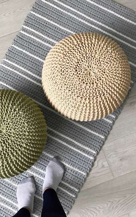 21. Puff de crochê redondo com tapete listrado – Por: Decor Fácil 21. Puff de crochê redondo com tapete listrado – Por: Decor Fácil