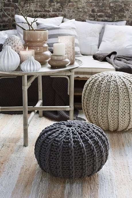 27. Sala com puff de crochê redondo – Por: Pinterest 27. Sala com puff de crochê redondo – Por: Pinterest