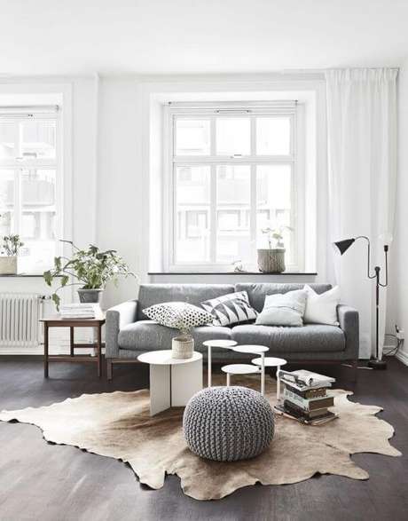 29. Sala de estar moderna cinza com puff de crochê – Por: Pinterest 29. Sala de estar moderna cinza com puff de crochê – Por: Pinterest