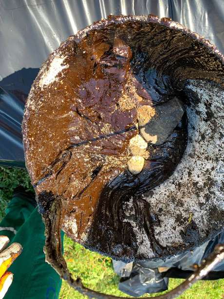 Transformar o petróleo cru encontrado nas praias em carvão é uma das alternativas estudada por pesquisadores Transformar o petróleo cru encontrado nas praias em carvão é uma das alternativas estudada por pesquisadores