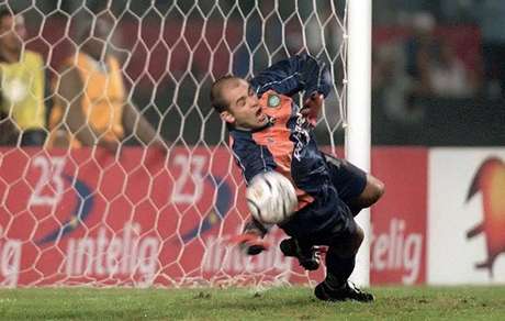 Marcos garantiu a classificação palmeirense diante do Timão em 2000(Foto: Acervo/Gazeta Press)