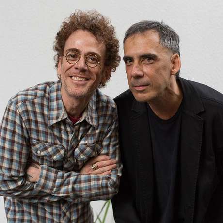 Os dois ex-Titãs Nando Reis e Arnaldo Antunes fazem um rápido reencontro para os dois shows da turnê de Nando, Esse Amor Sem Preconceito Os dois ex-Titãs Nando Reis e Arnaldo Antunes fazem um rápido reencontro para os dois shows da turnê de Nando, Esse Amor Sem Preconceito