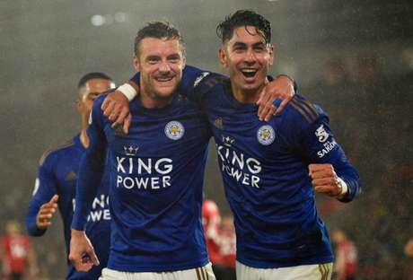 DUPLA INFERNAL: Vardy e Ayoze Pérez levaram bolas do jogo para casa (Foto: GLYN KIRK / AFP) DUPLA INFERNAL: Vardy e Ayoze Pérez levaram bolas do jogo para casa (Foto: GLYN KIRK / AFP)