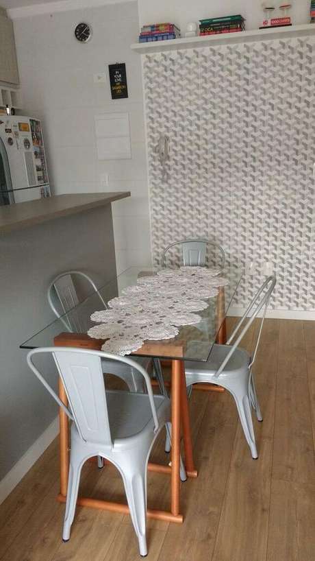 20. O papel de parede geométrico sempre representa uma escolha divertida para a decoração. Projeto de Audrey Migliani 20. O papel de parede geométrico sempre representa uma escolha divertida para a decoração. Projeto de Audrey Migliani
