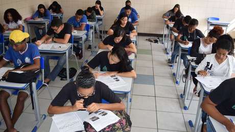 Varar a noite estudando na véspera da prova não dá ao cérebro tempo para fortalecer as correntes cerebrais daquele determinado assunto, nem o descanso necessário para ele solidificar o aprendizado Varar a noite estudando na véspera da prova não dá ao cérebro tempo para fortalecer as correntes cerebrais daquele determinado assunto, nem o descanso necessário para ele solidificar o aprendizado