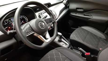 O interior do Kicks é bem agradável, com display central de 7".