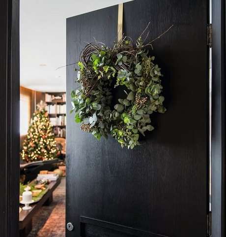 2. A guirlanda utilizada como enfeite para porta de natal trouxe elegância ao ambiente. Fonte: Pinterest