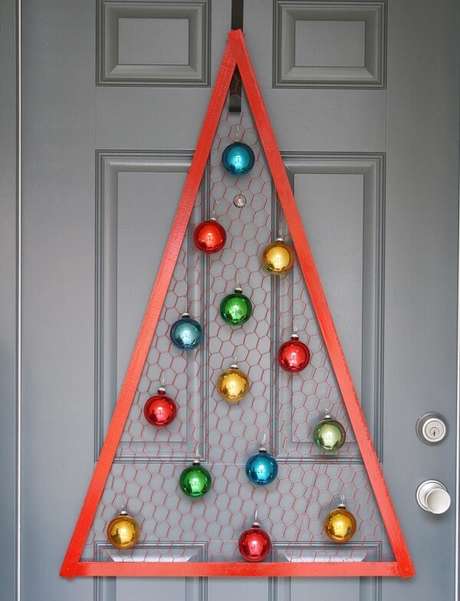 22. Enfeite de natal para porta simula uma árvore. Fonte: Pinterest