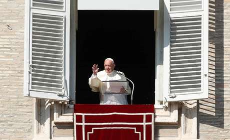 Papa Francisco acena para a Praça de São Pedro, no Vaticano
27/10/2019 REUTERS/Remo Casilli