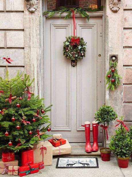 13. Utilize a guirlanda como enfeite de natal para porta. Fonte: Pinterest