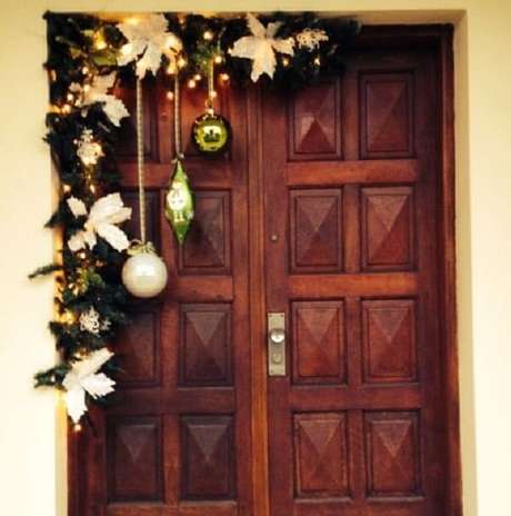 15. Aproveite o recuo da parede para incluir enfeites de natal para portas de entrada. Fonte: Pinterest