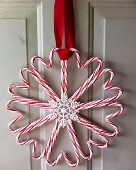 47. Enfeite de natal para porta com design delicado. Fonte: Pinterest