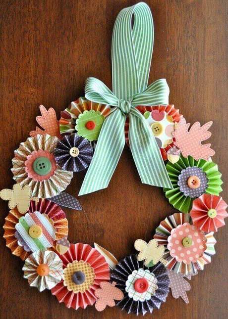 72. Enfeite de natal para porta feito com papéis coloridos. Fonte: Pinterest 72. Enfeite de natal para porta feito com papéis coloridos. Fonte: Pinterest