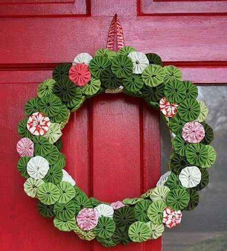 58. Enfeite de natal para porta feito com fuxicos. Fonte: Pinterest